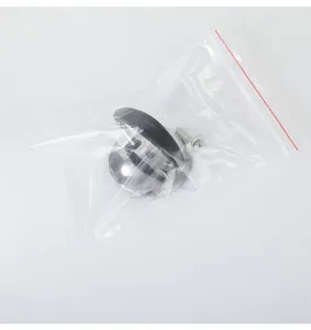 Vue de détail du bouton de couvercle de casserole universel en inox et silicone avec vis.