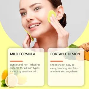 Vue détaillée des disques exfoliants au curcuma montrant la formule douce et le design nomade