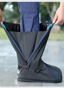 Primer plano de la funda de zapato impermeable alta con cremallera para días de lluvia.