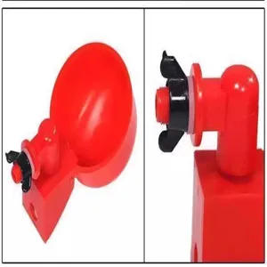 Vista dettagliata della ciotola di abbeveraggio automatica rossa per polli e anatre.