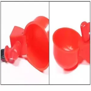 Dettaglio tazza abbeveratoio per pollame, ciotola di plastica rossa per bere polli.