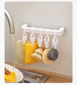 Détail de l'organisateur d'évier de cuisine avec pinces solides pour éponges, gants et brosses.