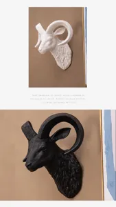 Detailansicht moderner Widderkopf Wandbehang Skulptur aus Kunstharz, feine Textur, zwei Farben.
