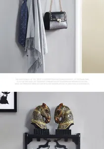 Estante de pared nórdico con decoración de cabeza de caballo y ganchos prácticos para el hogar.