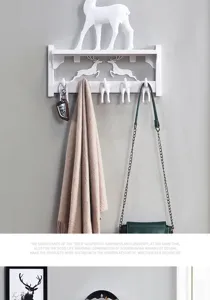 Estante de pared de madera estilo nordico con ganchos de ciervo para decoracion de hogar