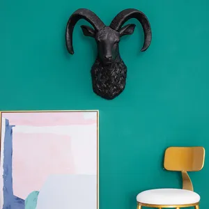 Moderne schwarze Widderkopf Wanddeko für Wohnzimmer, Bar und nordischen Einrichtungsstil.