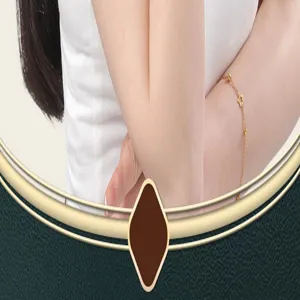 Elegante pulsera de cadena fina chapada en oro con delicados dijes de estrella y abalorios.