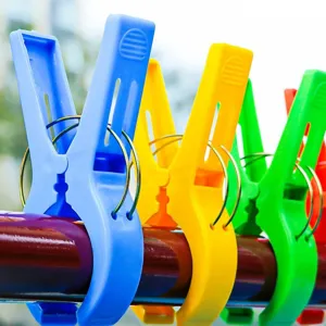 Extra grote sterke winddichte plastic wasknijpers in diverse levendige kleuren