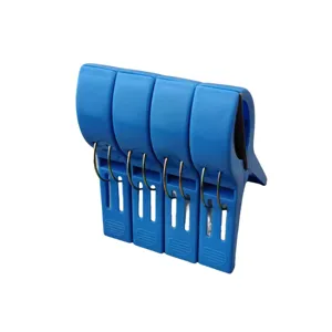 Set van 4 grote blauwe kunststof winddichte knijpers voor het drogen van dekens in de buitenlucht.