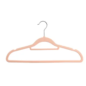 Cintre en velours rose antidérapant sans trace pour la maison affichage image principale