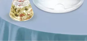 Vista dettagliata del distributore automatico d'acqua con teiera in vetro su tovaglia blu.