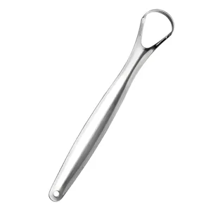 Vue détaillée du gratte-langue en acier inoxydable, outil de soin buccal pro pour haleine fraîche.