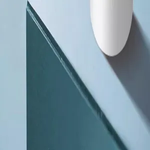 Vista dettagliata del distributore d'acqua elettrico minimalista moderno finitura bianca
