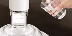 Dettaglio della pompa per acqua elettrica che mostra erogazione automatica.