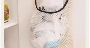 Λεπτομέρεια δικτυωτής τσάντας αποθήκευσης σακούλας σκουπιδιών, επιτοίχιος οργανωτής.