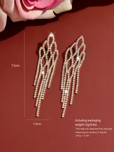 Primer plano de elegantes pendientes colgantes geométricos de estrás, diseño brillante.