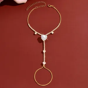 Prachtige gouden kristallen hart vingerarmband, schitterende zirkoon handketting detailweergave.