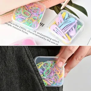 Scatola di immagazzinaggio in plastica trasparente con elastici colorati e graziose mollette.