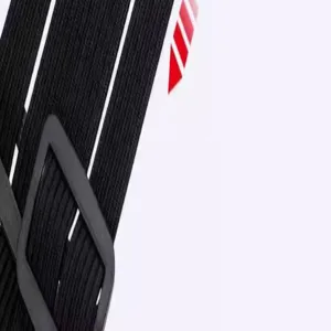 Motorrad Elastikband Detail, schwarzes Gurtband mit stabilem Kunststoffverschluss.