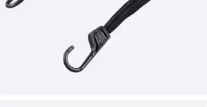 Mehrfunktionales Motorrad Gepäckband Detail zeigt strapazierfähiges Gummiseil und Haken.