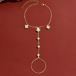 Prachtige vergulde handketting armband met sprankelende micro-gezette zircone details.