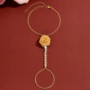 Gedetailleerd overzicht van een handketting met mesh roos en sprankelende zirkoniastenen goud.
