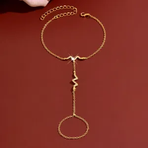 Gedetailleerd overzicht van de elegante gouden slangenhandketting met glinsterende zirkonia kristallen.