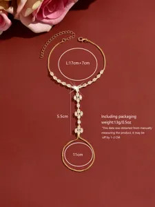 Gouden zirkonia vingerarmband handketting elegante prinses stijl sieraden detail foto