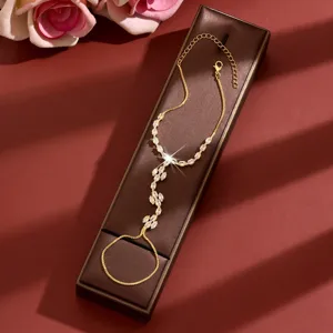 Sprankelende zirkonia vingerarmband in goudtint, delicate handketting sieradendetail.