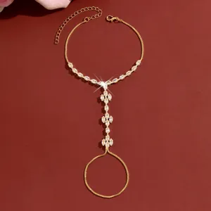 Glanzende gouden handketting armband met kristallen zirkonia, elegant sieradenontwerp.