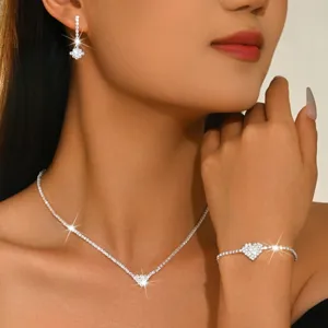 Primo piano dettagliato del set di gioielli in zircone cristallo scintillante con orecchini e collana.