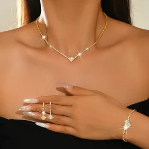 Elegante set di gioielli in zirconi cristallo con collana brillante e orecchini chic.
