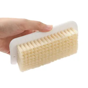 Cepillo de ropa de cerdas suaves para prendas y zapatos, herramienta de limpieza con mango blanco.