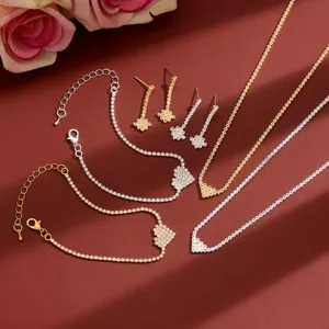 Dettagli in primo piano del set di gioielli con trifoglio in strass e collana orecchini.