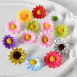 Têtes de fleurs de marguerites artificielles colorées pour accessoires de coiffure DIY et mariage.