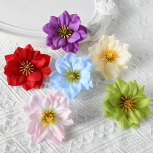 Teste di fiori artificiali colorati per accessori per capelli fai da te e decorazioni nuziali.
