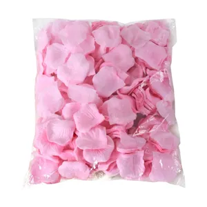 Pétales de rose artificiels roses en sachet, idéaux pour les mariages et la décoration romantique.