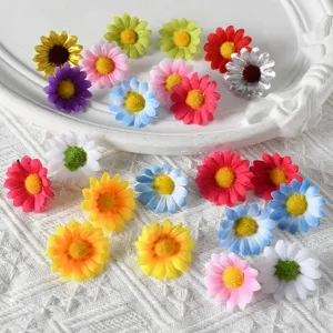 Têtes de marguerites artificielles colorées pour loisirs créatifs, accessoires et mariage.