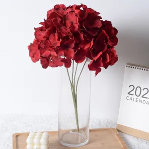 Bouquet d'hortensias rouges en soie à 5 têtes dans un vase en verre pour décor chic