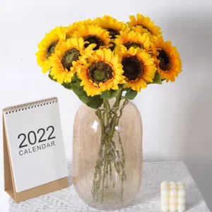 Künstlicher Sonnenblumenstrauß in Glasvase, europäische künstliche Blumen für Heimdekor Fotografie Requisiten.