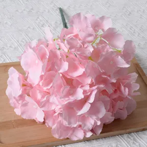 Bouquet d'hortensias en soie rose pour mariage et décoration intérieure sur bois.