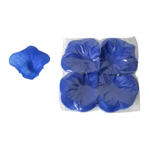 Pétales de rose artificiels bleus pour décoration de fête de mariage, belles fleurs éparpillées.