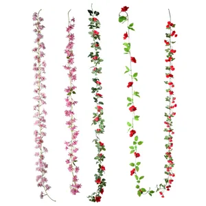 Guirnaldas de flores artificiales, cerezo y rosas para decoración de bodas en casa.