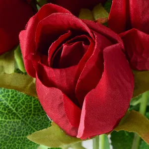 Gedetailleerde close-up van een rode zijden kunstmatige rozenknop voor bruiloft bloemdecoratie