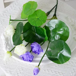 Bouquet de fleurs de lotus artificielles et feuilles vertes pour décoration d'intérieur.