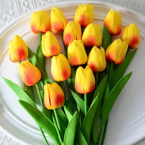 Ramo de tulipanes artificiales de plástico PU, degradado amarillo y rojo para decoración.