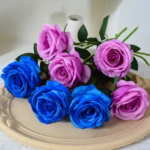 Fleurs de roses en soie artificielle pour décoration de mariage, roses bleues et violettes.