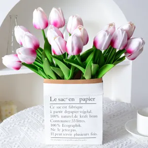 Ramo de flores de tulipanes artificiales en florero de bolsa de papel, decoración del hogar.