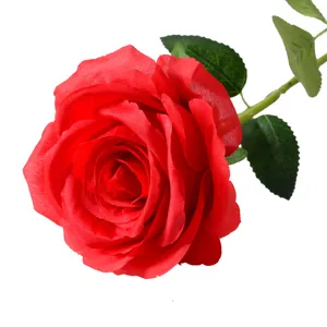 Fausse rose rouge en soie à tige unique pour la décoration de mariage et la Saint-Valentin.