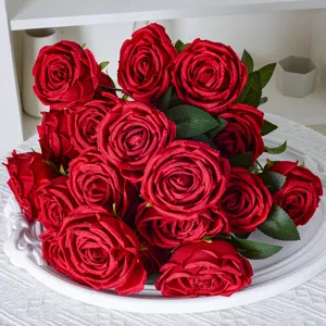 Splendido bouquet di rose artificiali rosse a 10 teste per decorazioni e matrimoni.